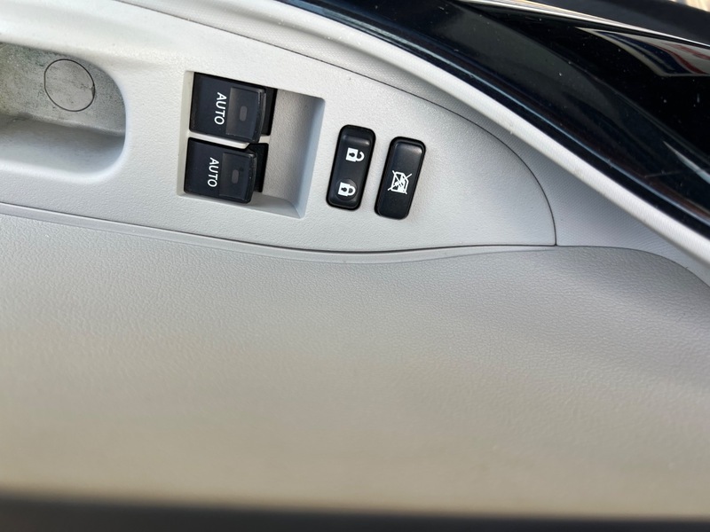 Toyota IQ Hatchback 1.0 White #22