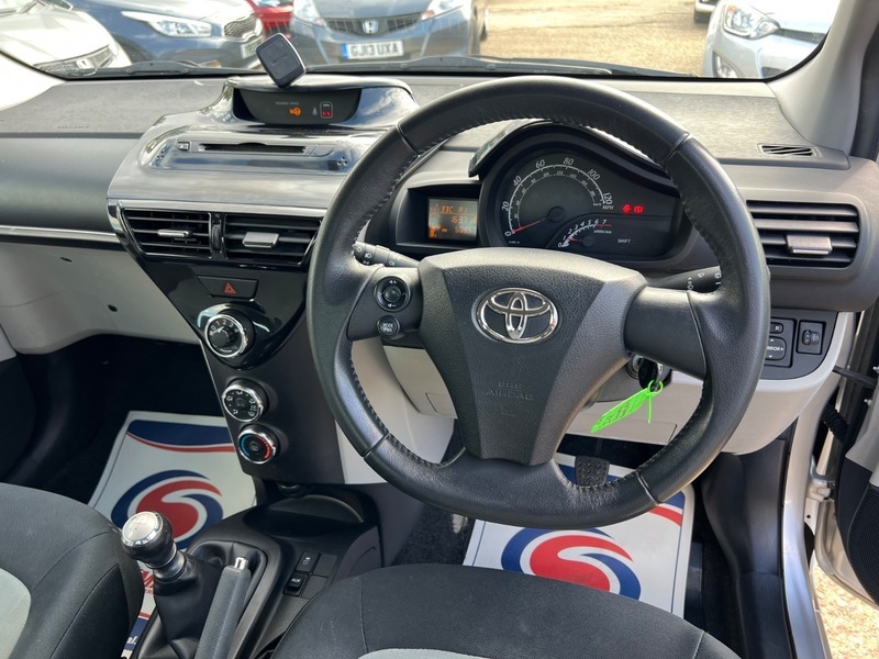 Toyota IQ Hatchback 1.0 White #11