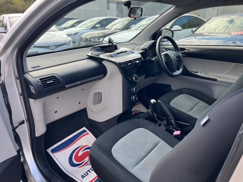 Toyota IQ Hatchback 1.0 White #19