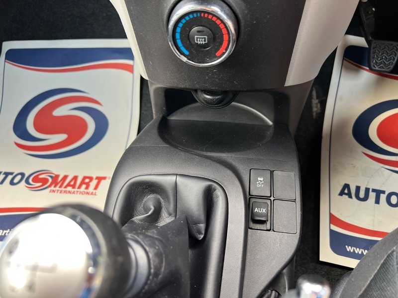 Toyota IQ Hatchback 1.0 White #28