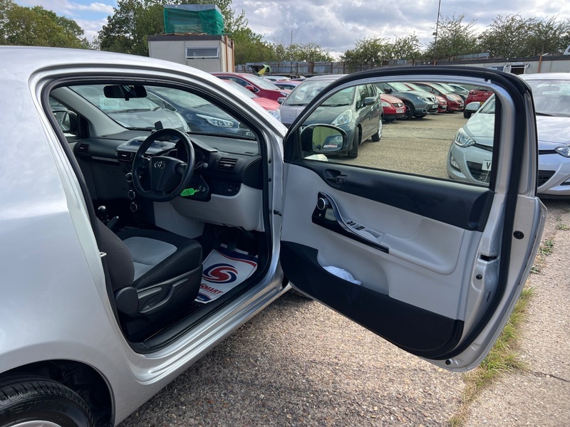 Toyota IQ Hatchback 1.0 White #15