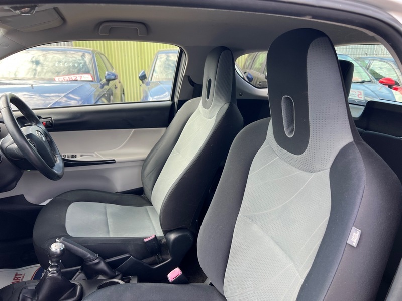 Toyota IQ Hatchback 1.0 White #17