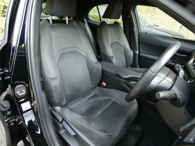 Lexus UX 2.0L 250H Premium 108 Bhp White #17