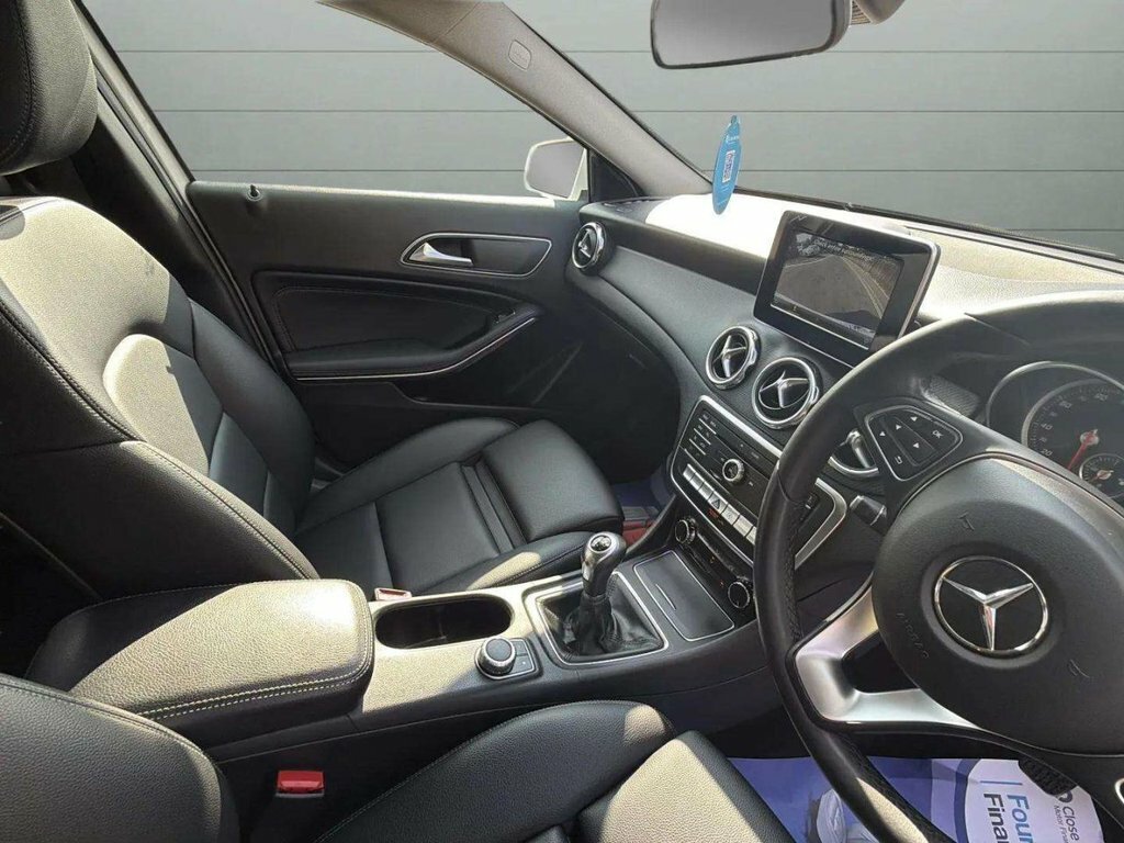 Mercedes-Benz GLA Class 200 Se Grey #16