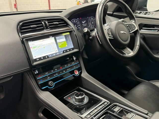 Jaguar F-Pace Black #13