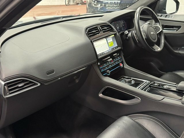 Jaguar F-Pace Black #14