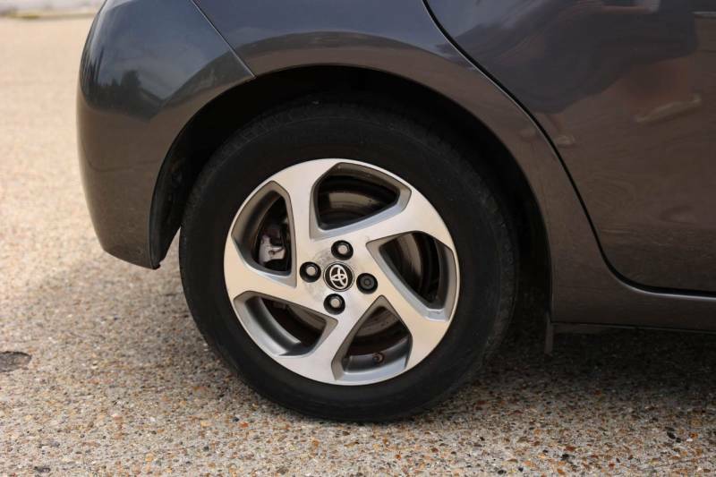 Toyota Yaris Hybrid 1.5 Excel 5-Dr Silver #11