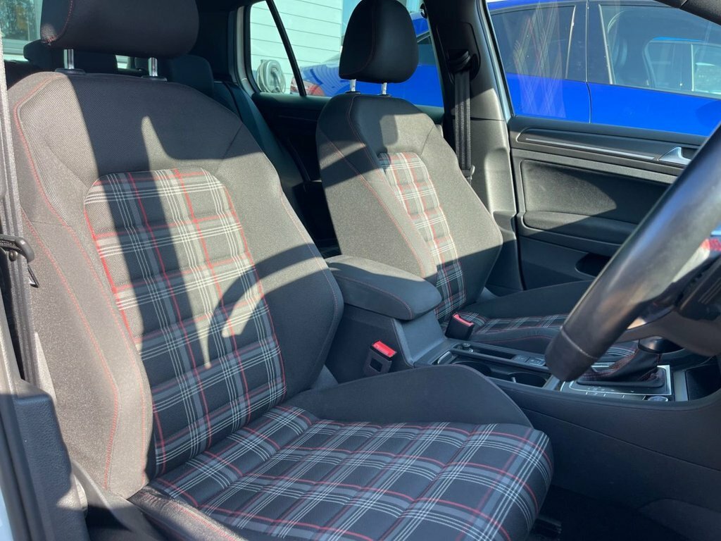Volkswagen Golf 2L Gti Performance White #3