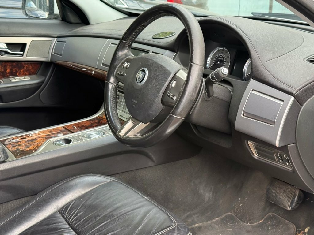 Jaguar XF 3L Luxury White #2