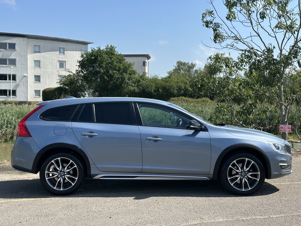 Volvo V60 Cross Country 2.4 Lux Nav D4 Awd Blue #4