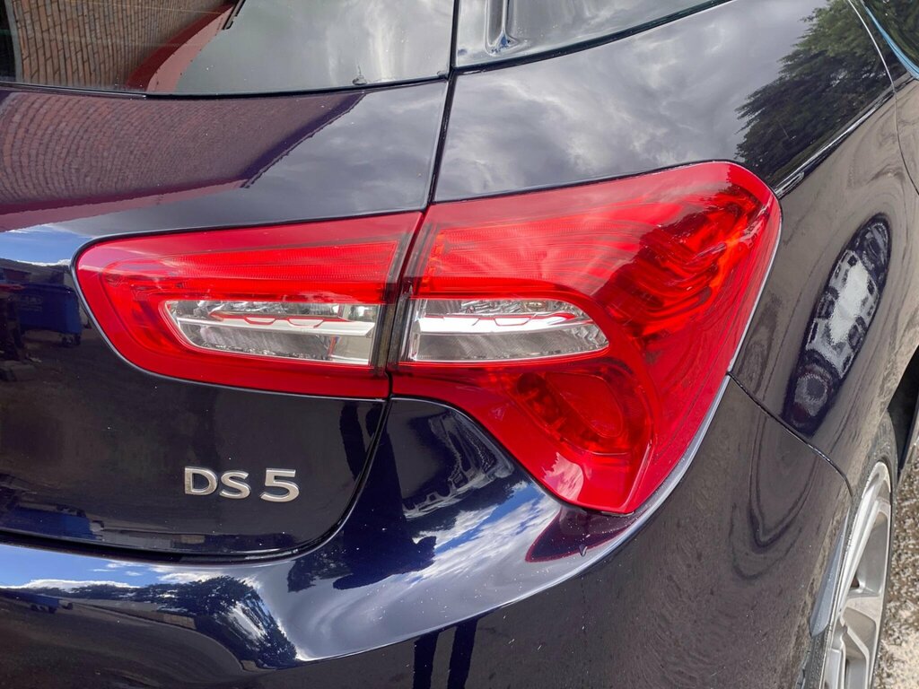 DS DS 5 Hatchback White #26