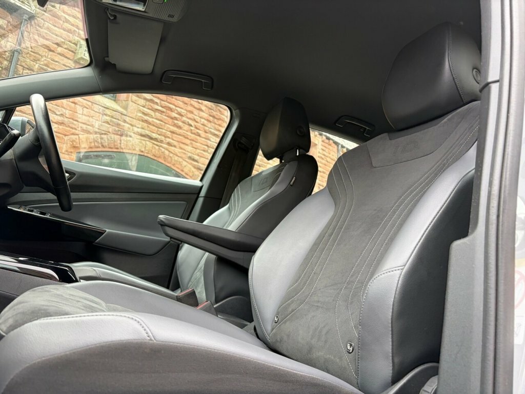 Volkswagen ID.4 Suv Black #9