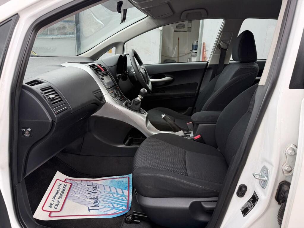 Toyota Auris Vvt I Red #16