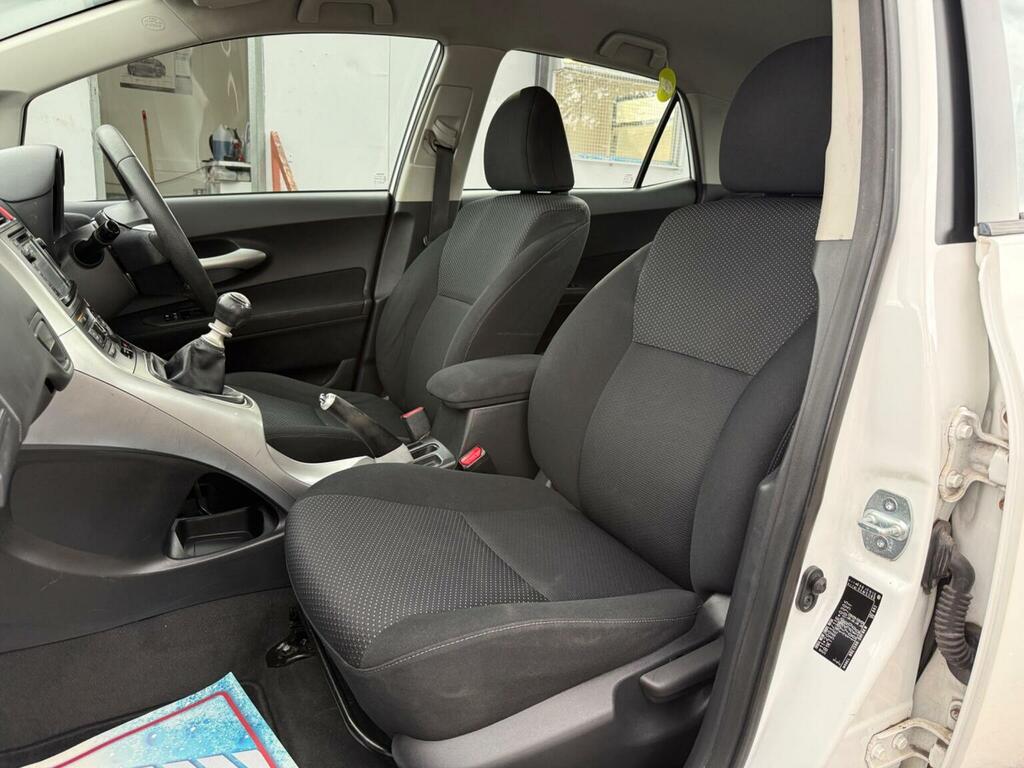 Toyota Auris Vvt I Red #17