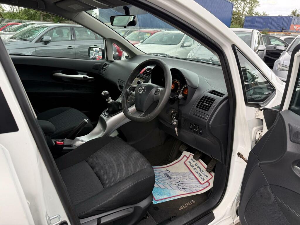 Toyota Auris Vvt I Red #11