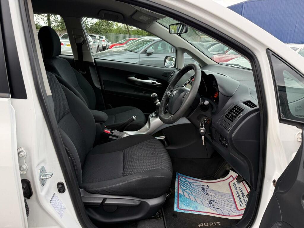 Toyota Auris Vvt I Red #12