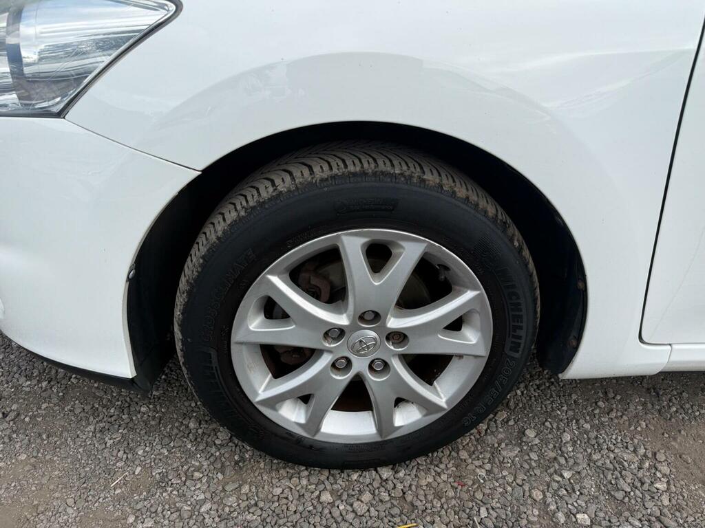 Toyota Auris Vvt I Red #40