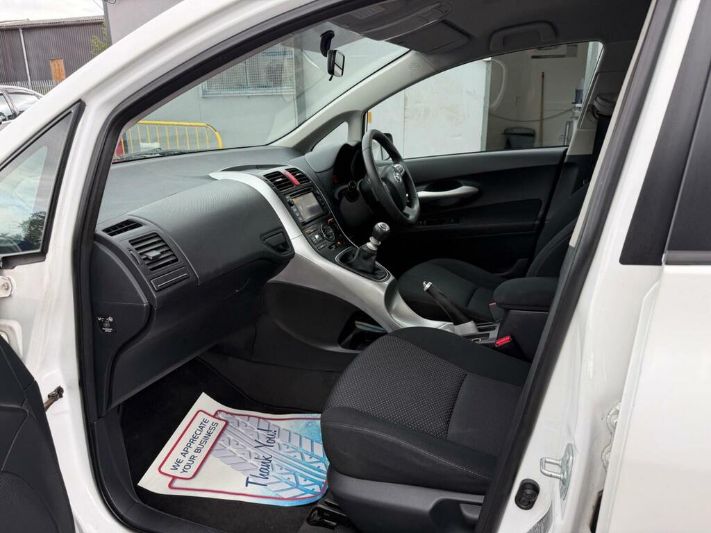 Toyota Auris Vvt I Red #15