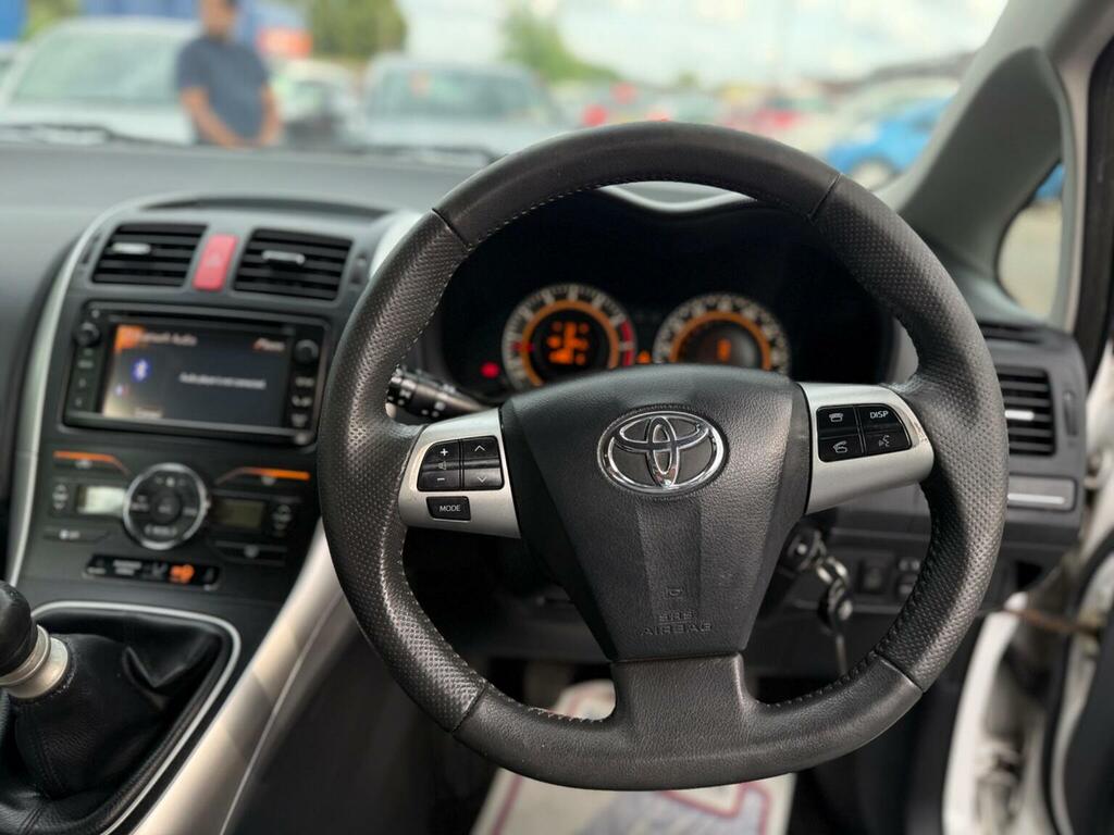 Toyota Auris Vvt I Red #25