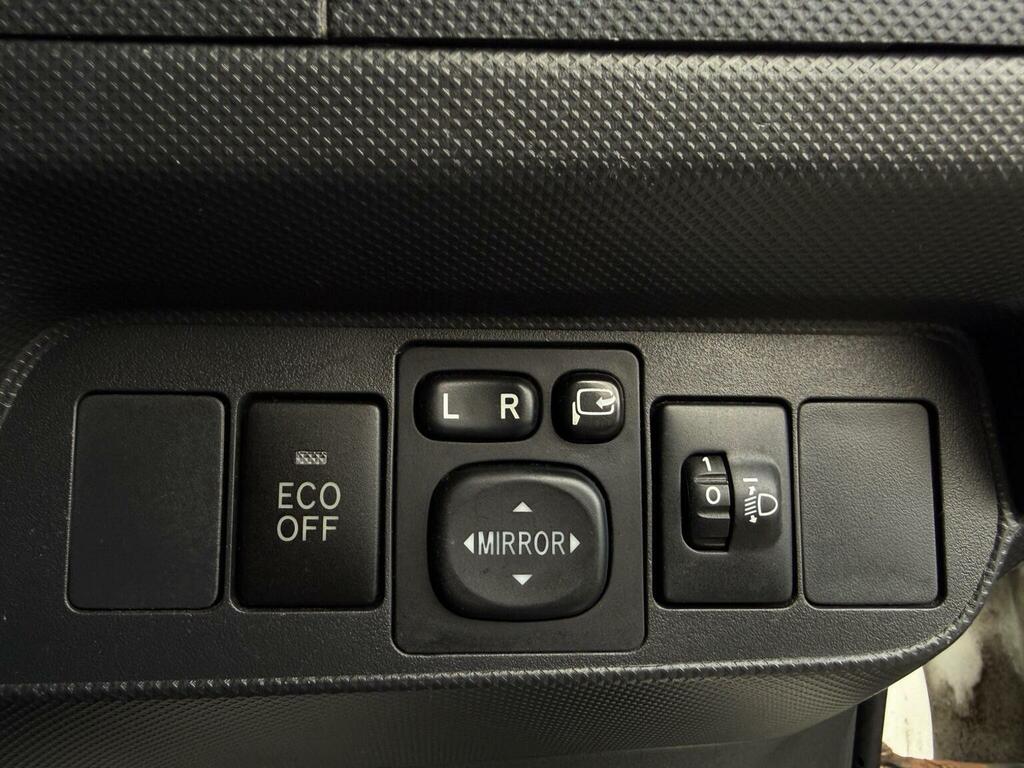 Toyota Auris Vvt I Red #30