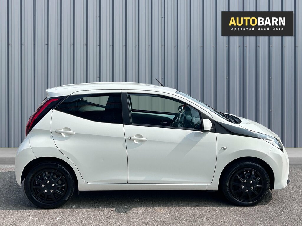 Toyota Aygo 1.0 Vvt-i X-play Hatchback Euro White #4