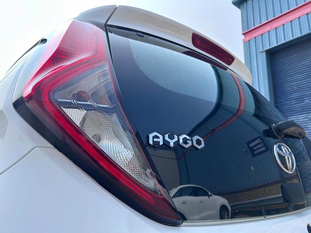 Toyota Aygo 1.0 Vvt-i X-play Hatchback Euro White #2