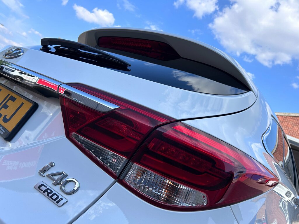Hyundai I40 1.7 Crdi Blue Drive Se Nav Tourer Manua White #2