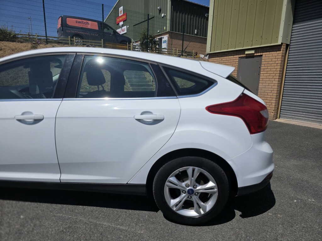 Ford Focus Hatchback 1.6 Tdci Zetec 2014 DG64FDF White #4