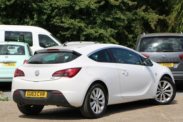 Vauxhall Astra GTC 2.0 Cdti Sri Coupe Euro 5 165 Ps White #3