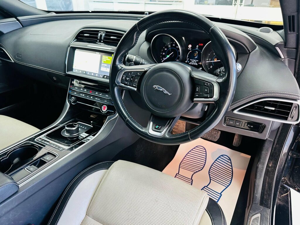 Jaguar XE 2.0 Ingenium Portfolio Silver #16