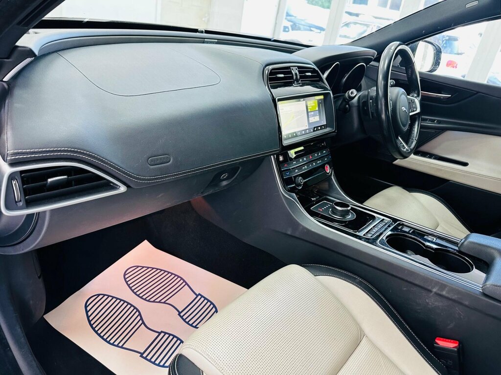 Jaguar XE 2.0 Ingenium Portfolio Silver #25