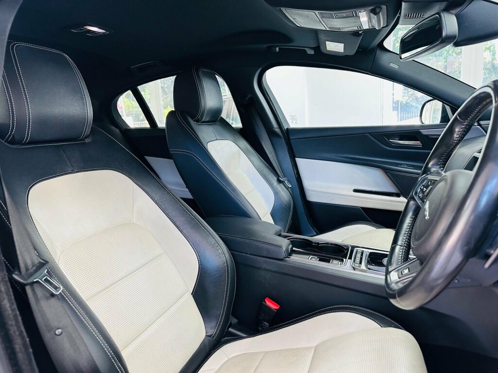 Jaguar XE 2.0 Ingenium Portfolio Silver #30