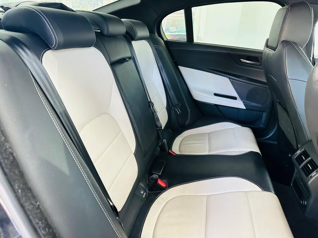 Jaguar XE 2.0 Ingenium Portfolio Silver #34