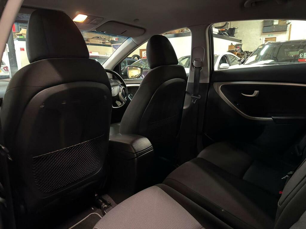 Hyundai I30 Crdi Se Nav Blue Drive White #31