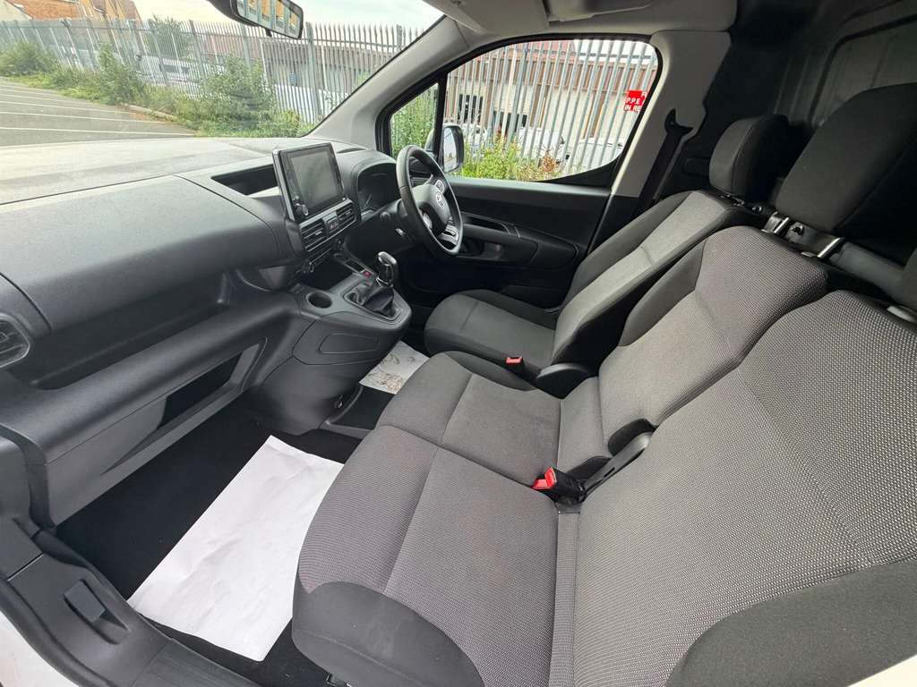 Toyota Proace City 1.5D 75 Active Van White #35