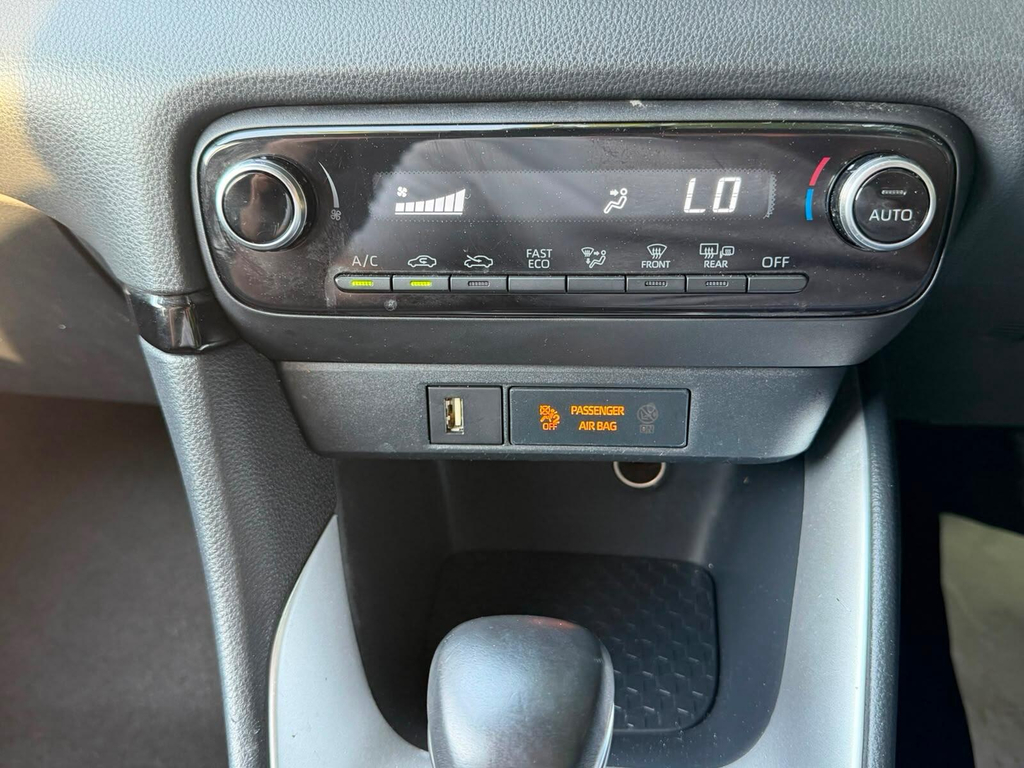 Toyota Yaris 1.5 Hybrid Icon Cvt White #41