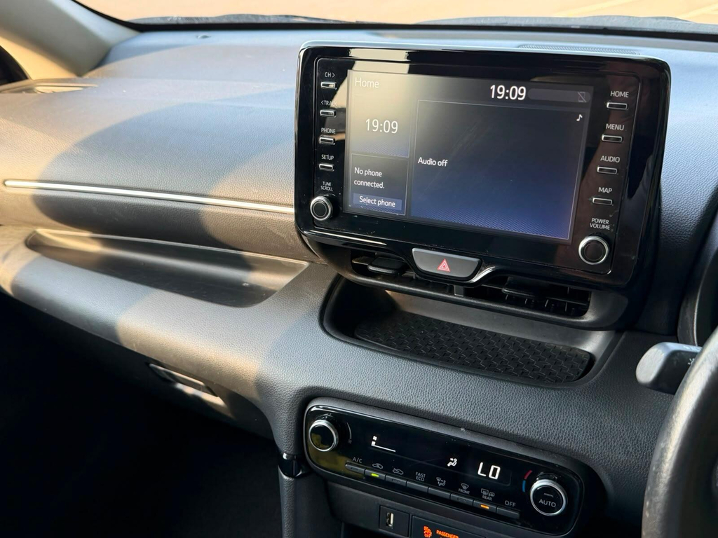 Toyota Yaris 1.5 Hybrid Icon Cvt White #42