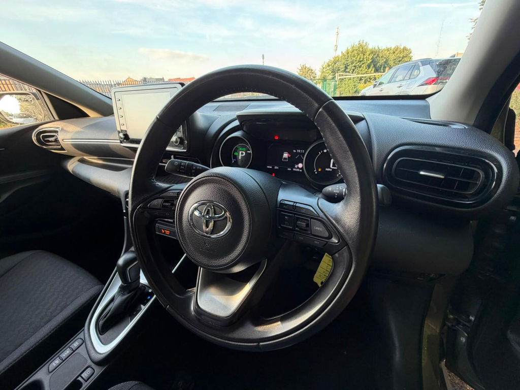 Toyota Yaris 1.5 Hybrid Icon Cvt White #57