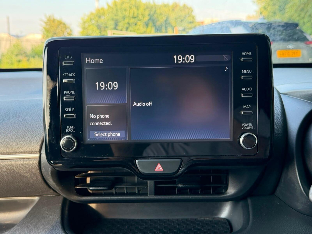 Toyota Yaris 1.5 Hybrid Icon Cvt White #39