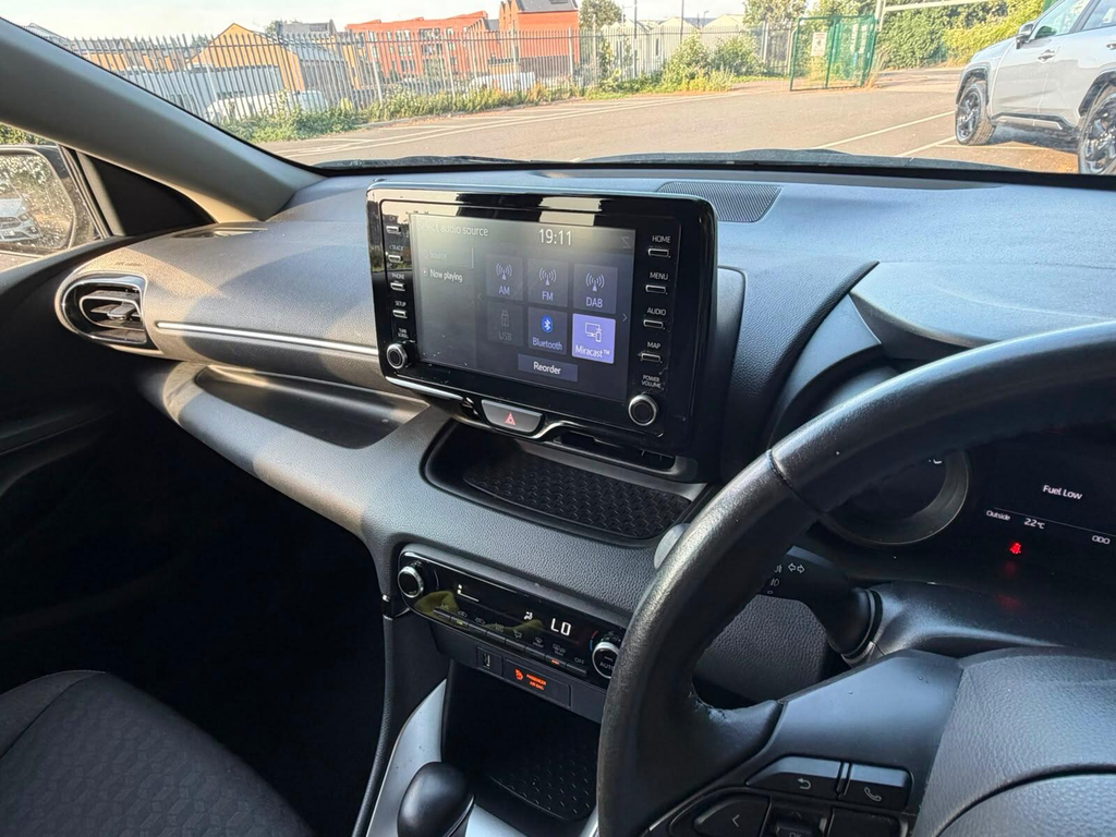 Toyota Yaris 1.5 Hybrid Icon Cvt White #21