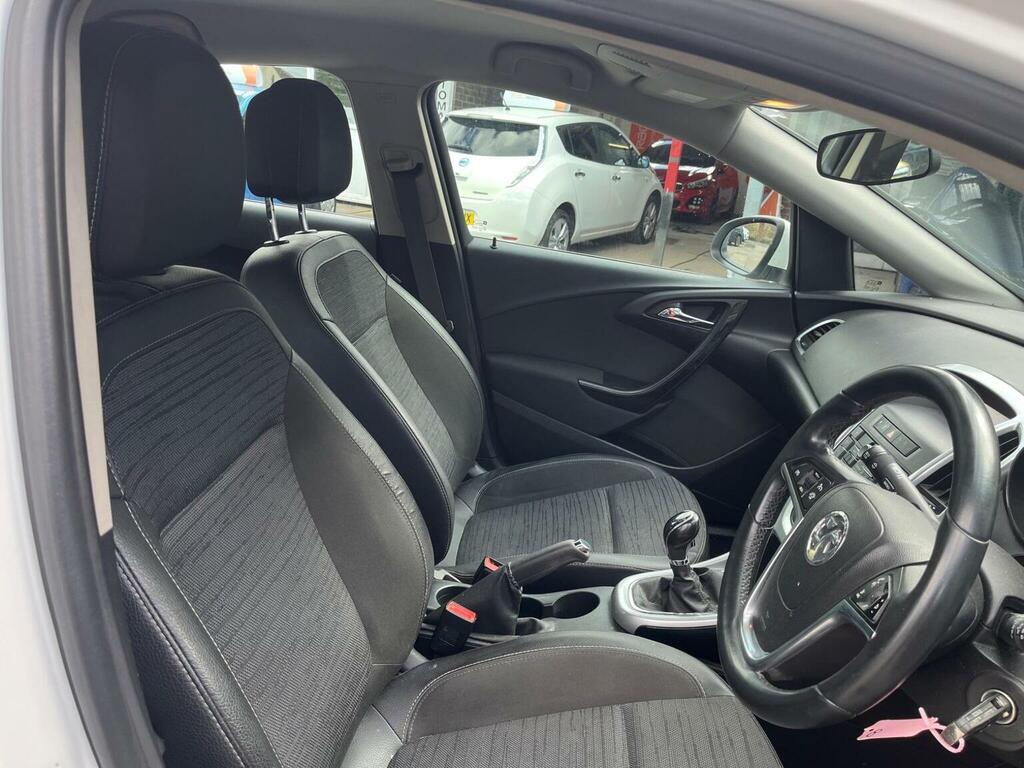 Vauxhall Astra Hatchback 1.6 16V Excite Euro 5 201515 White #3