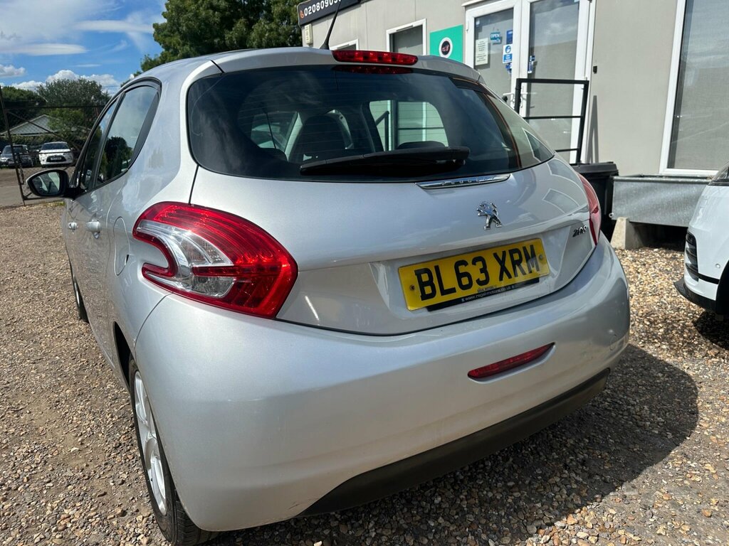 Peugeot 208 Access Black #18