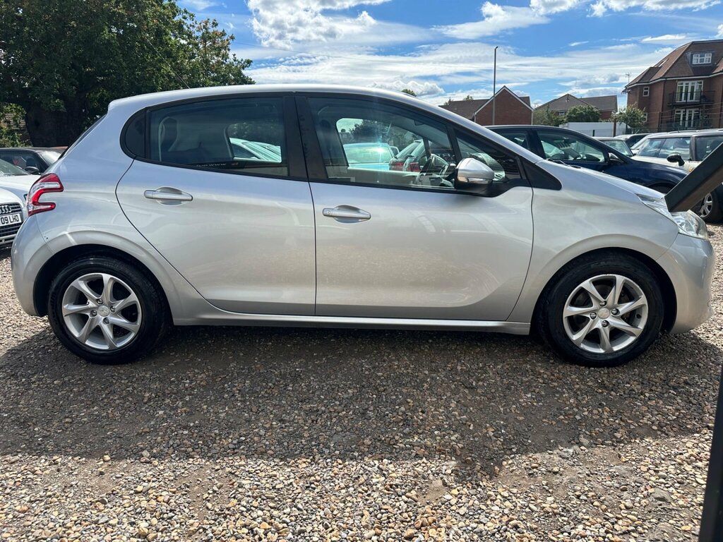 Peugeot 208 Access Black #7