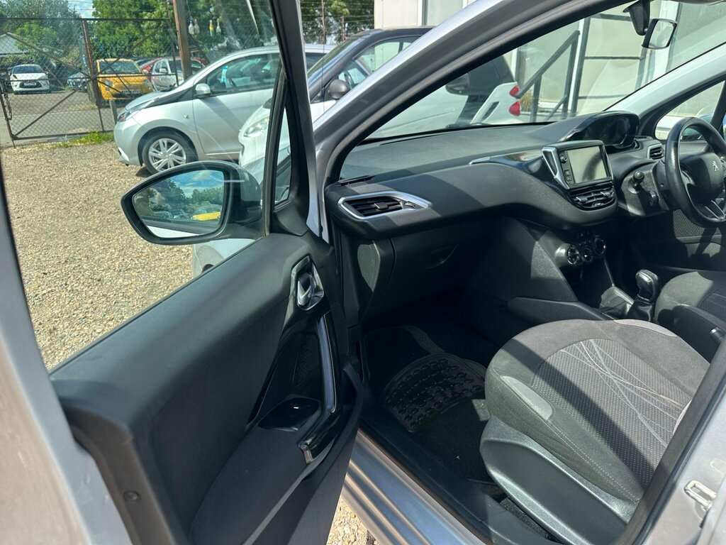 Peugeot 208 Access Black #47