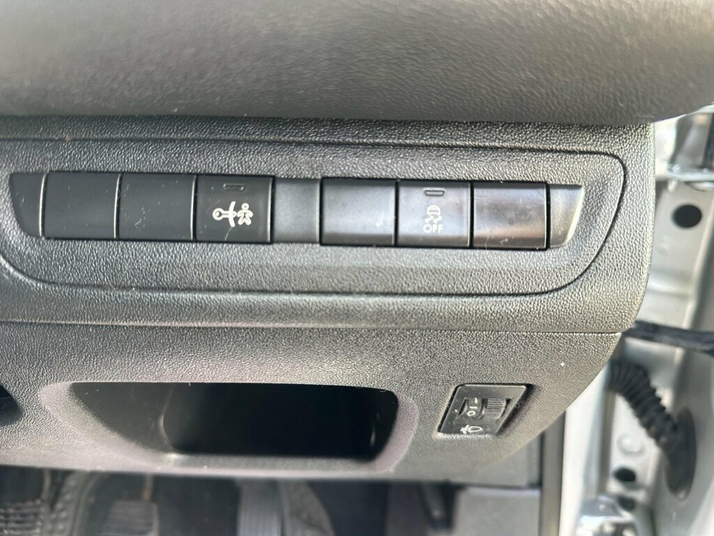 Peugeot 208 Access Black #17