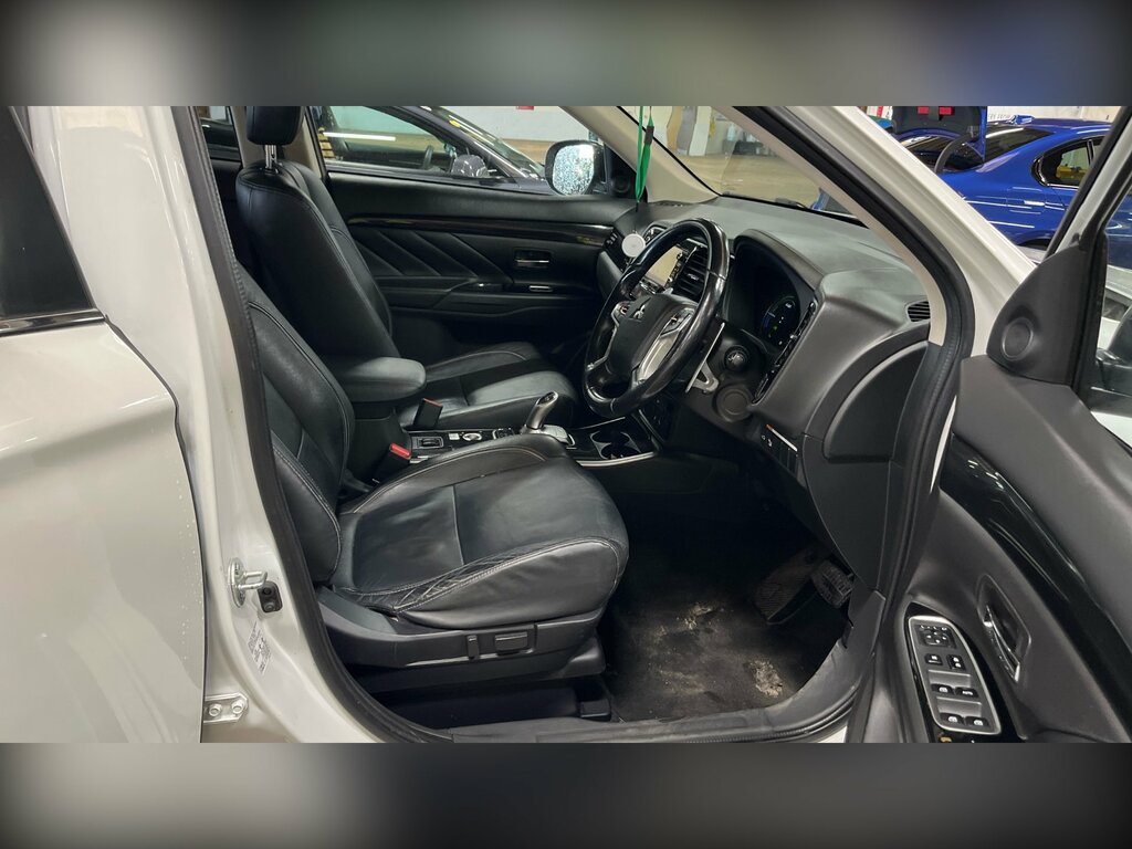 Mitsubishi Outlander 2.0H 12Kwh 4H Suv Plug-in Hybrid Cvt 4W White #3