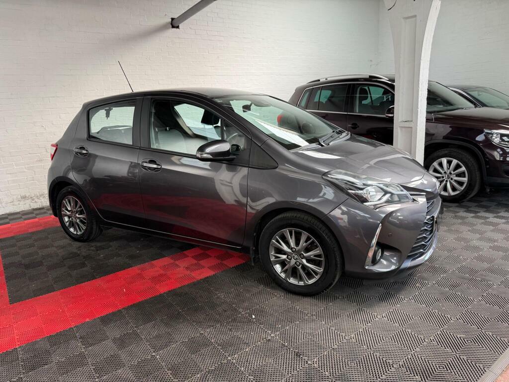 Toyota Yaris 1.5 Vvt-i Icon Tech Euro 6 Grey #4