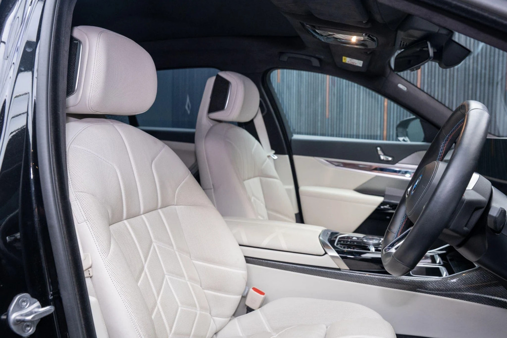 BMW i7 M70e 105.7Kwh Xdrive MH73DHN Black #2
