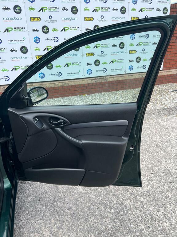 Ford Focus Hatchback 1.6I 16V Zetec 200404 Green #2