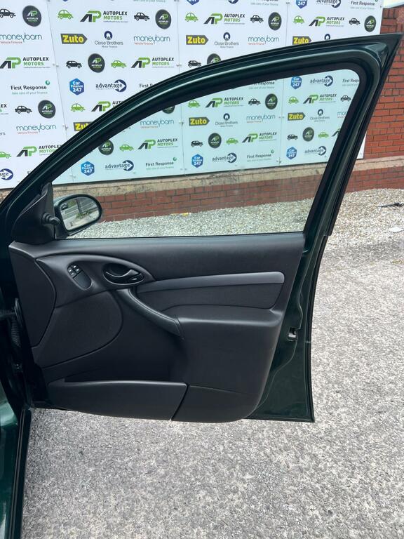 Ford Focus Hatchback 1.6I 16V Zetec 200404 Green